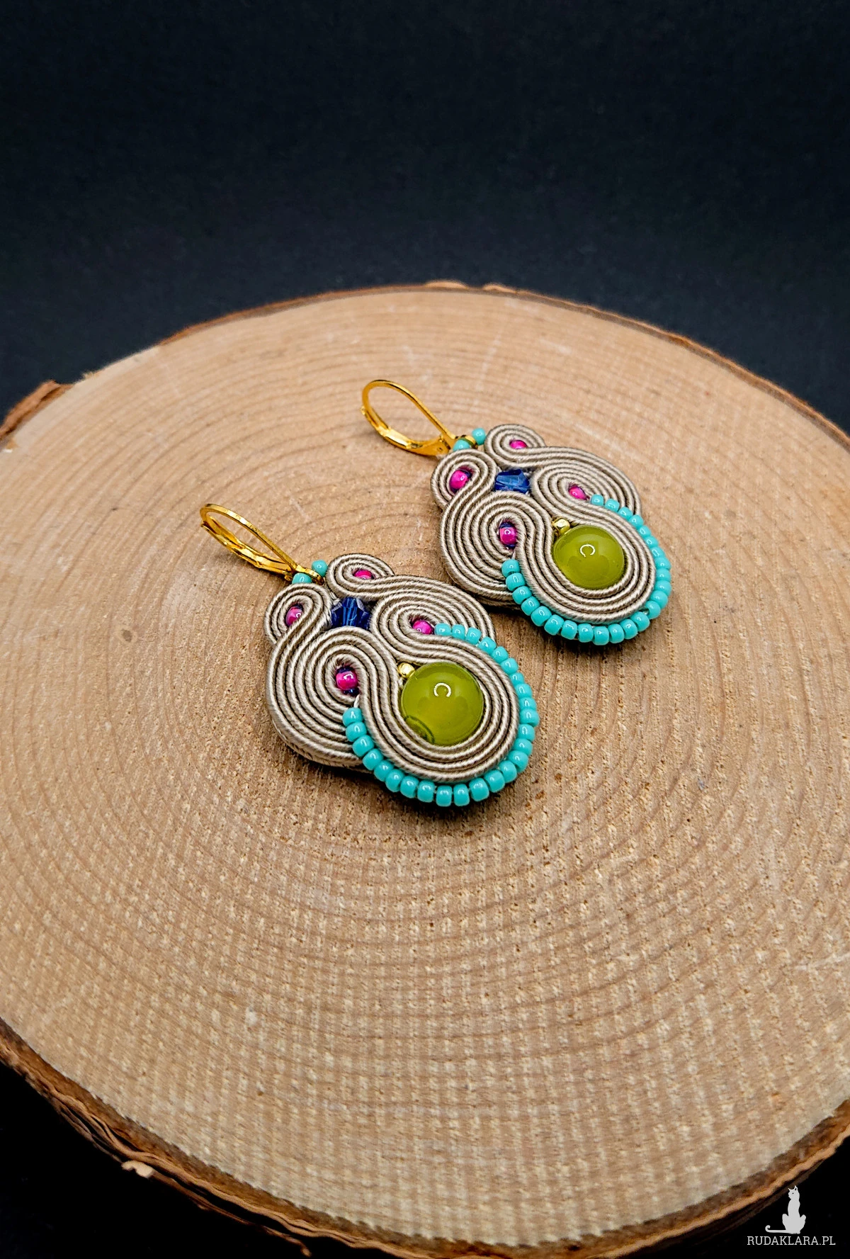 BEŻOWO-KOLOROWE WISZĄCE KOLCZYKI SUTASZ